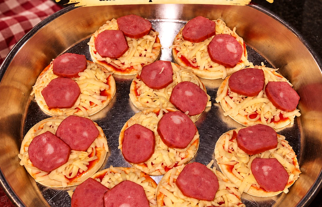 Mini pizzas de calabresa